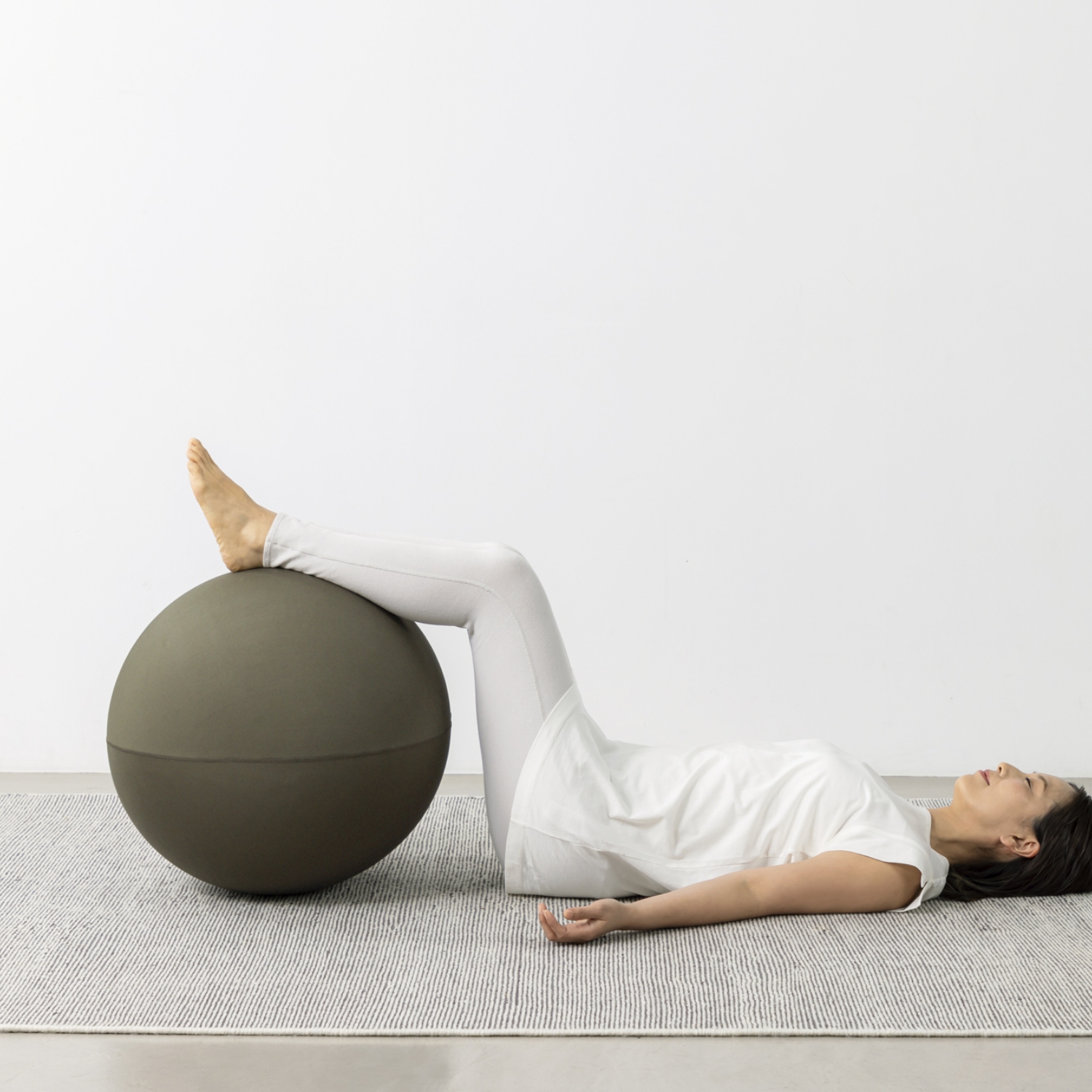 ＆MEDICAL/MALLOW オーバルバランスボール -場所を取らず座りやすい