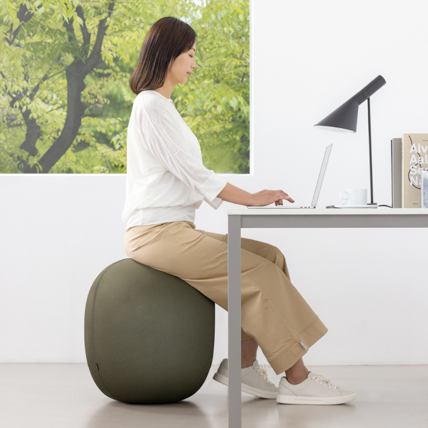 ＆MEDICAL/MALLOW オーバルバランスボール -場所を取らず座りやすい