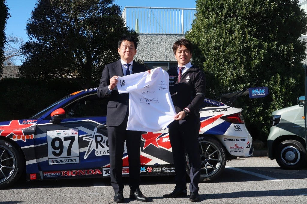 大宮盆栽村開村100周年記念ロゴマークを載せたレーシングカーが総合