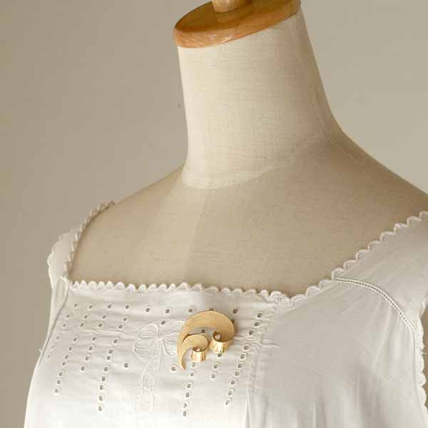 TRIFARIトリファリ 刻印1940年代 ゴールドプレートのデザインブローチ