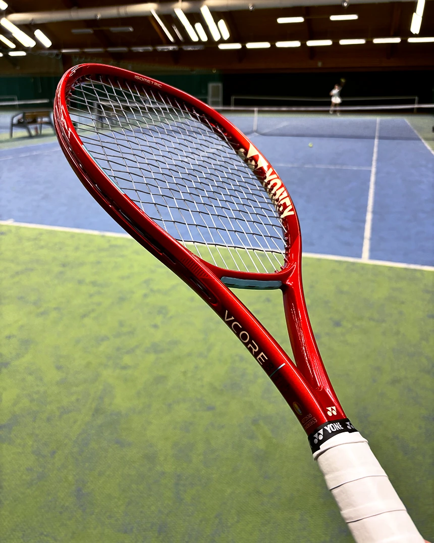 REVIEW: De Yonex Vcore 2026 tennisrackets – voor natuurlijke spin