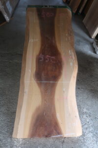 一枚板ローテーブル PCデスク|湾曲で特徴のある一枚板がお薦めです