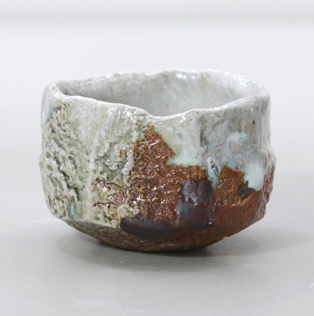 灰釉ぐい吞 西端正 – 高級陶器の専門店【甘木道】