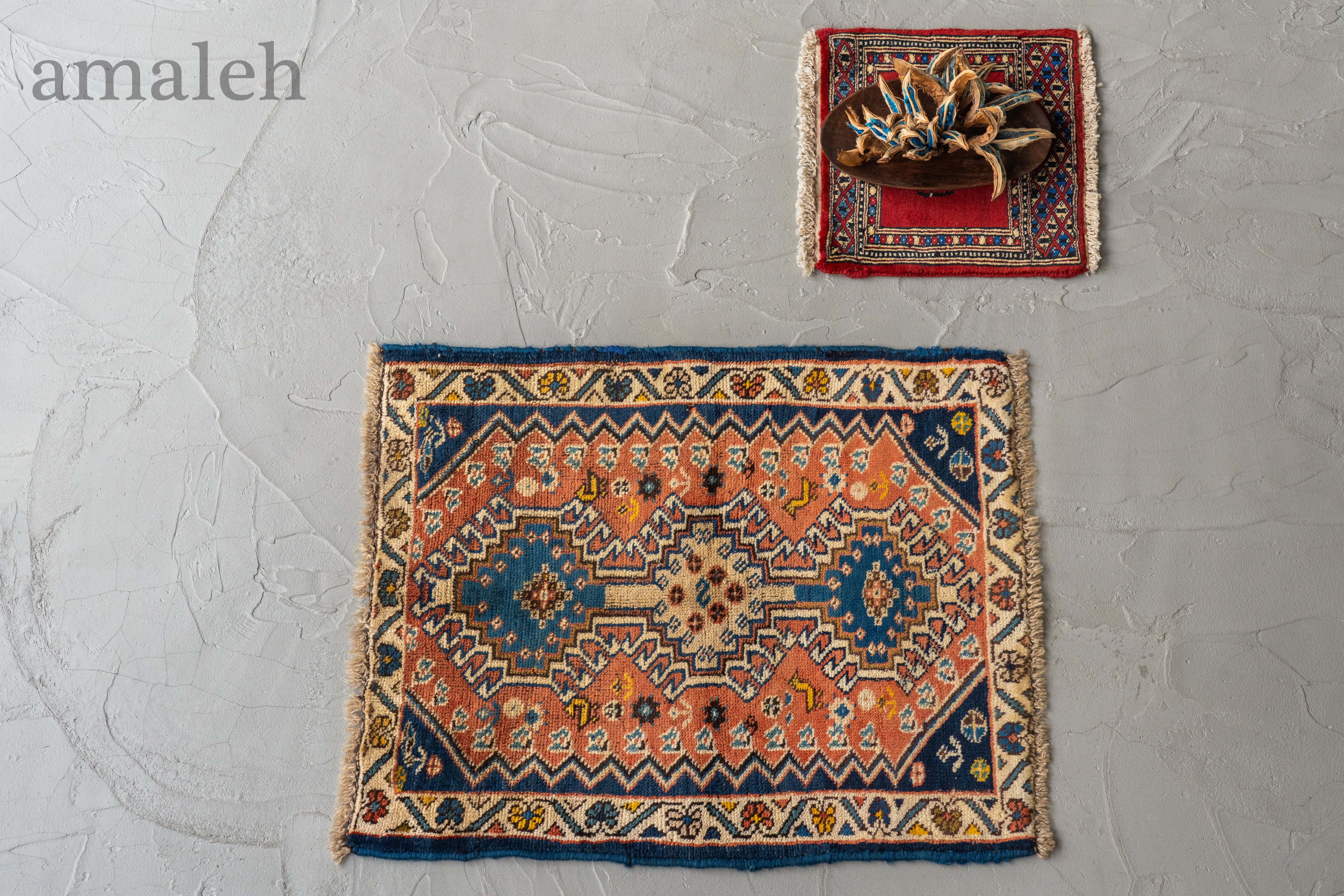 SMALL SIZEのヴィンテージラグ・トライバルラグ・手織りの絨毯