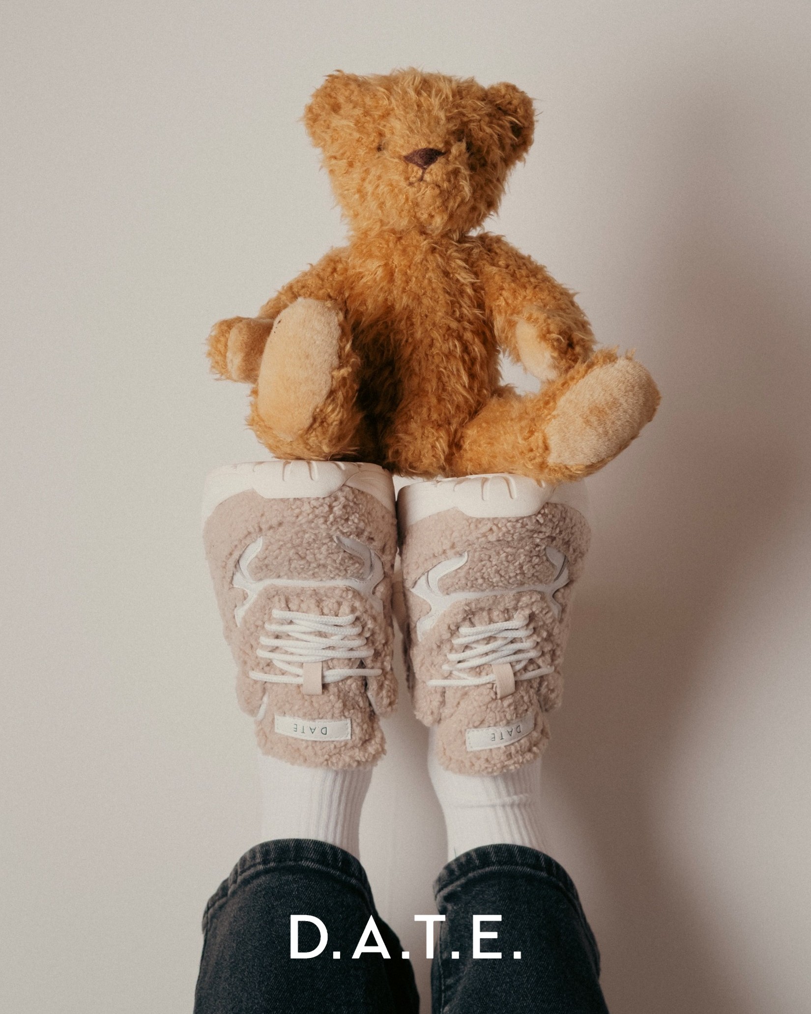速報】発売のたび瞬く間に完売！〈D.A.T.E.〉のTEDDYスニーカーが今季