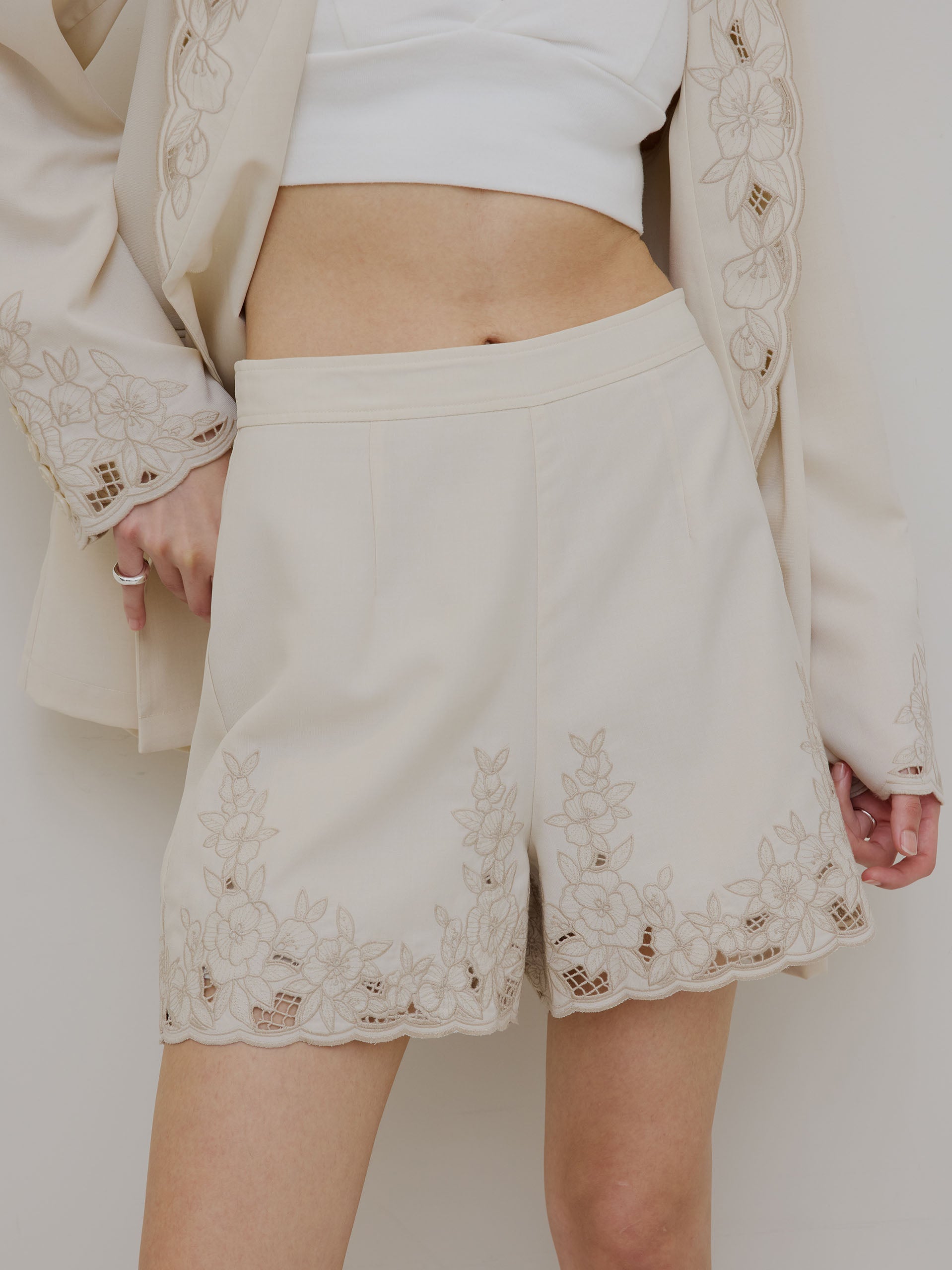 MEDI LACE EMBROIDERY SHORT PANTS