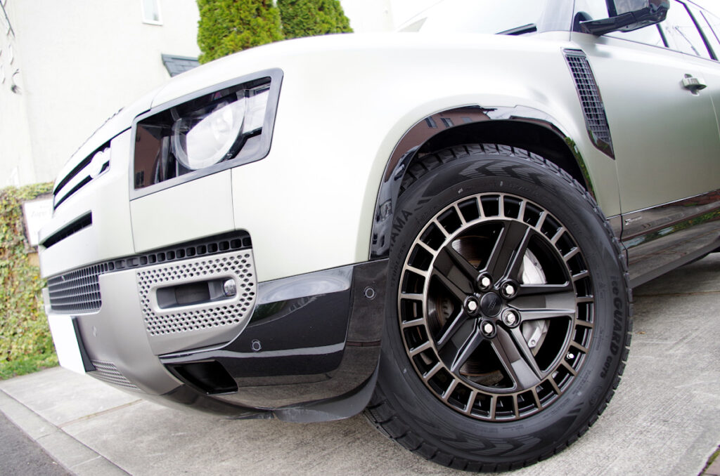 ランドローバー ディフェンダー110 x 20インチ スタッドレス「275