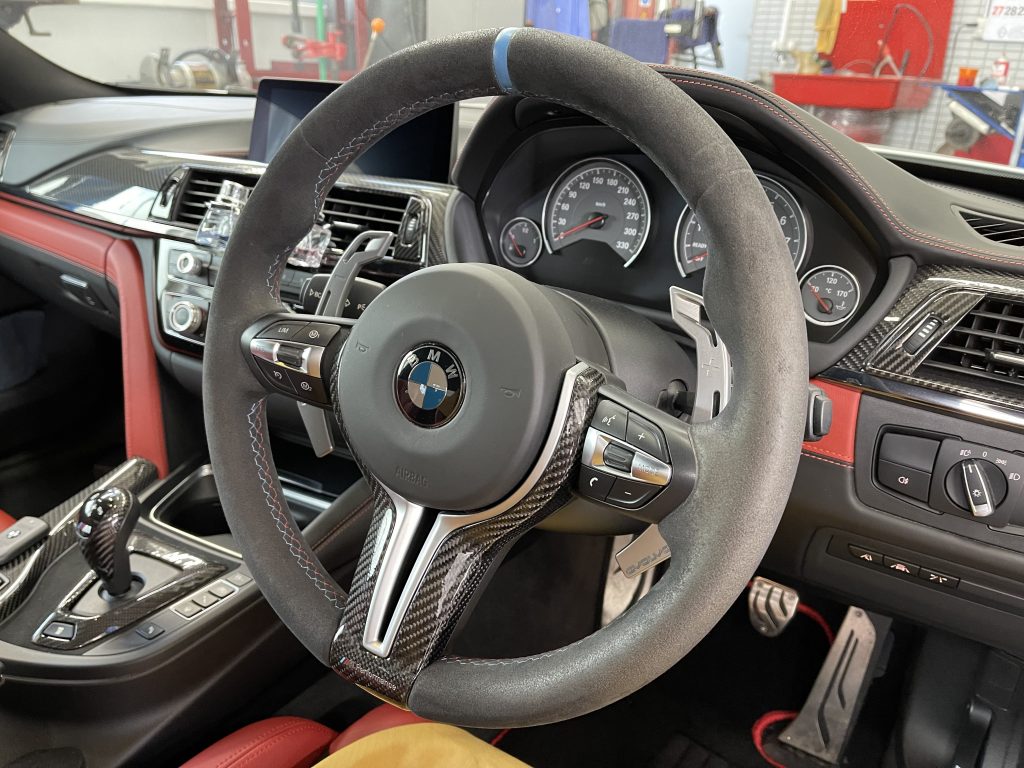 F82 M4 に REMUS センターパイプ、AUTOTECKNIC カーボンステアリング