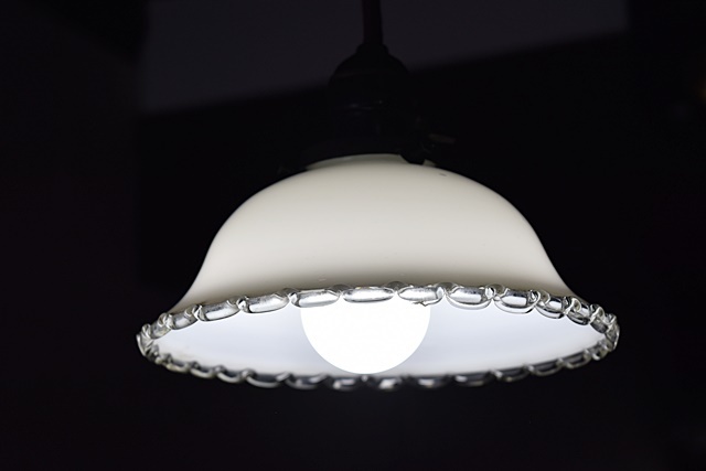 ガラスシェード 乳白フリル 電傘 吹きガラス 昭和初期 - 生活骨董と