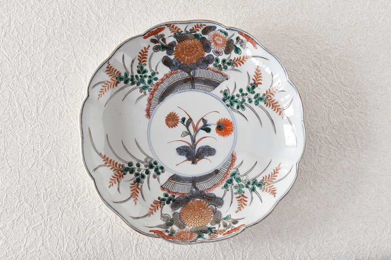 伊万里 色絵 垣根に菊萩草花 輪花型 七寸皿 - 生活骨董と古布の