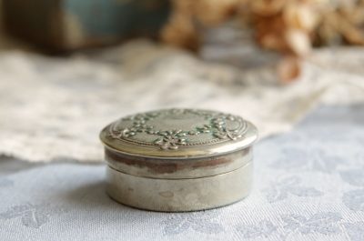 アンティークシルバーピルケース リボン 花綱 イギリス アンティークス