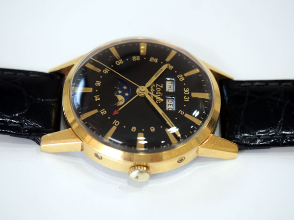 ゾディアック ムーンフェイズ トリプルカレンダー 自動巻き 黒文字盤