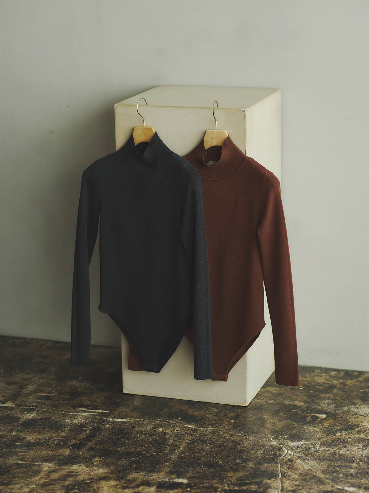 バックオープンニットボディスーツ