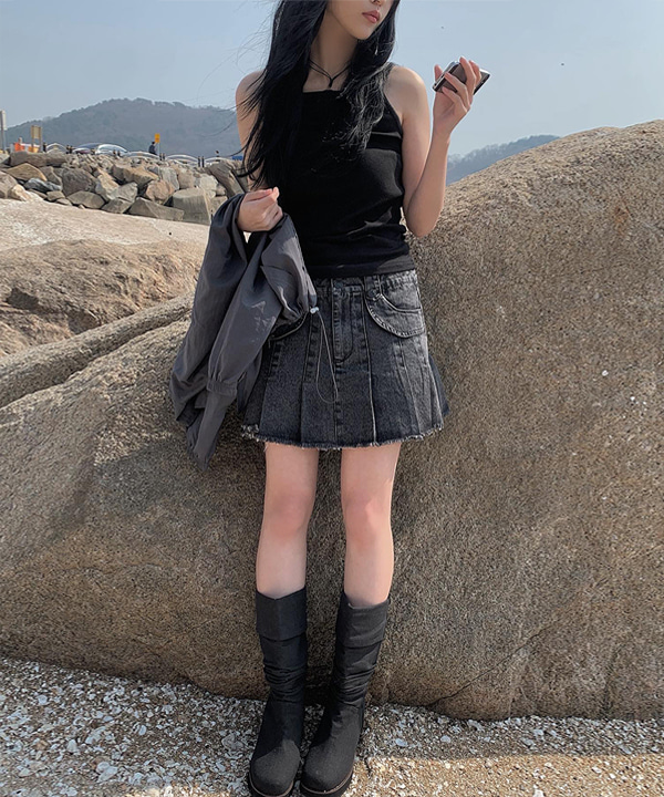 ダメージ裾ブラックデニムツーボタンプリーツミニスカート