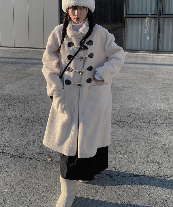 original]チンストラップ付きボアダッフルロングコート | ファッション