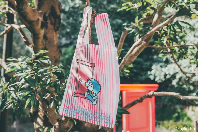 ドラえもん」マンガのコマ刺繍されたバッグやサコッシュが登場