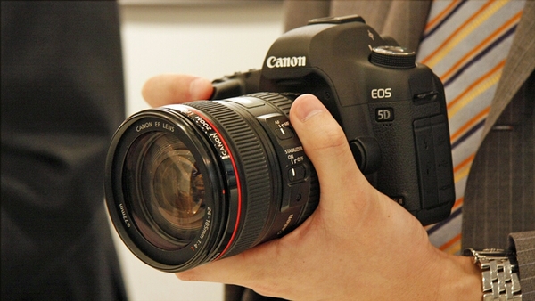 ASCII.jp：キヤノン初の動画対応デジタル一眼「EOS 5D Mark II」発表 (1/2)