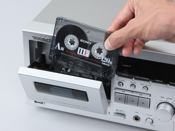 ASCII.jp：昭和世代歓喜な新ダブルカセットデッキの実用的な機能とは (2/4)