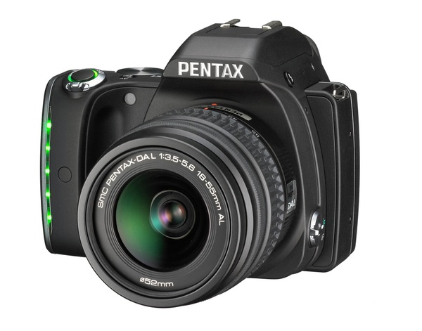 ASCII.jp：ド派手なボディーライトが光る！ 小型の本格一眼レフ