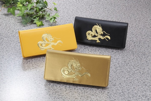 ASCII.jp：22金箔使用、皇帝龍をあしらったゴージャスな財布
