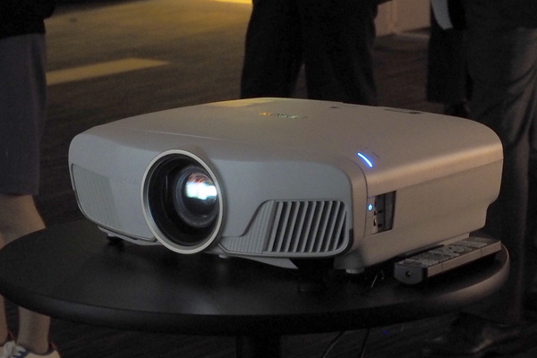 ASCII.jp：世界初かも、4K映像をワイヤレスで飛ばせるシアター