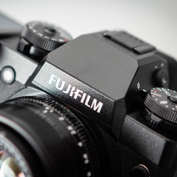 富士フイルムのミラーレス一眼をおすすめする理由 「X-H1」の機能で