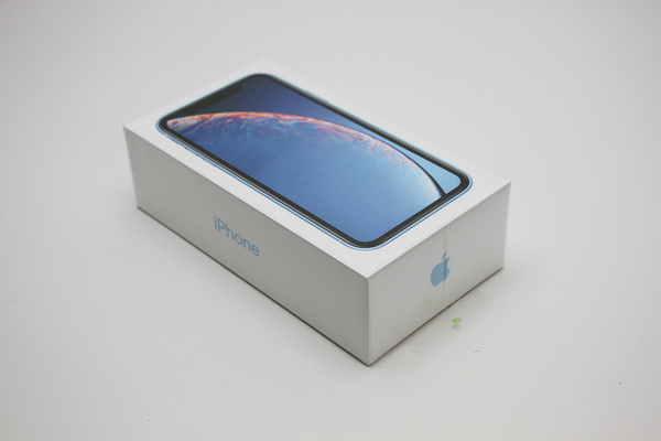 ASCII.jp：iPhone XR開封フォトレポ、鮮やかなブルーがいい感じ！