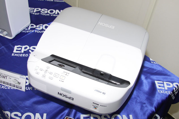 ASCII.jp：エプソン、最短18.7cmの距離から投射できるプロジェクターを発表