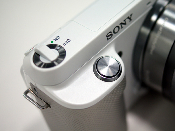 ASCII.jp：自分撮りもできちゃう！ 大幅機能UPのソニー「NEX-F3」