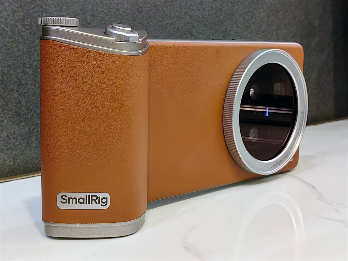 vivoのカメラフォン「X100 Ultra」はカメラグリップでコンデジに変身