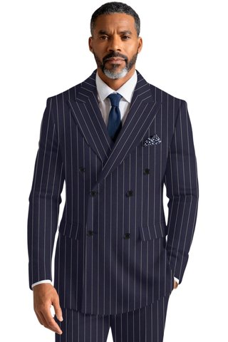 ダブルブレストのネイビースーツ（ストライプ柄）