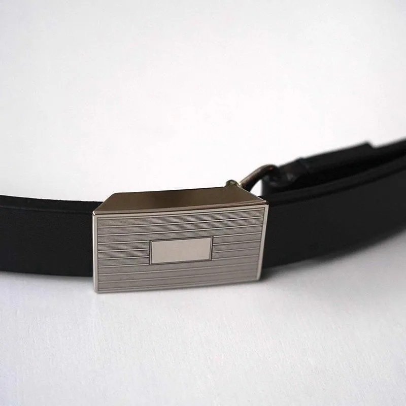 ラスト各1本。AURALEEが手掛ける、レザーベルト ― SLIDE BUCKLE BELT