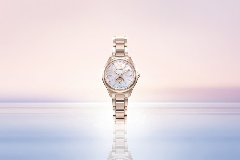 シチズン クロスシー』daichi collection から夕暮れの夏のビーチを