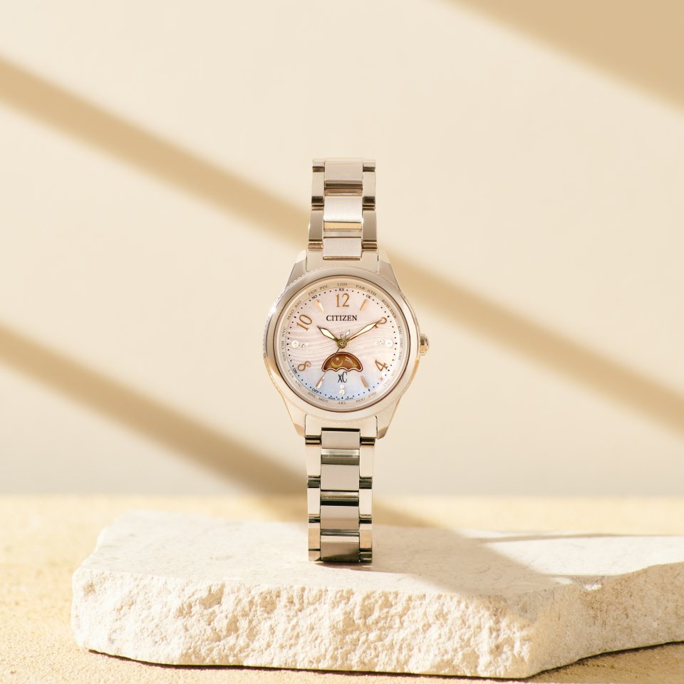 シチズン クロスシー』daichi collection から夕暮れの夏のビーチを