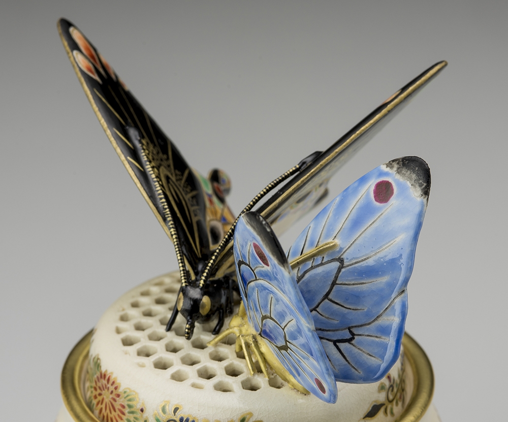 日経アート特別企画・十五代沈壽官「薩摩亀甲透蝶乗香爐（さつま