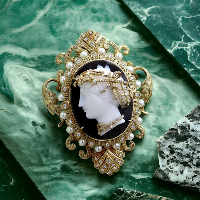 アンティークカメオに最高レベルの枠がついた特別なカメオ