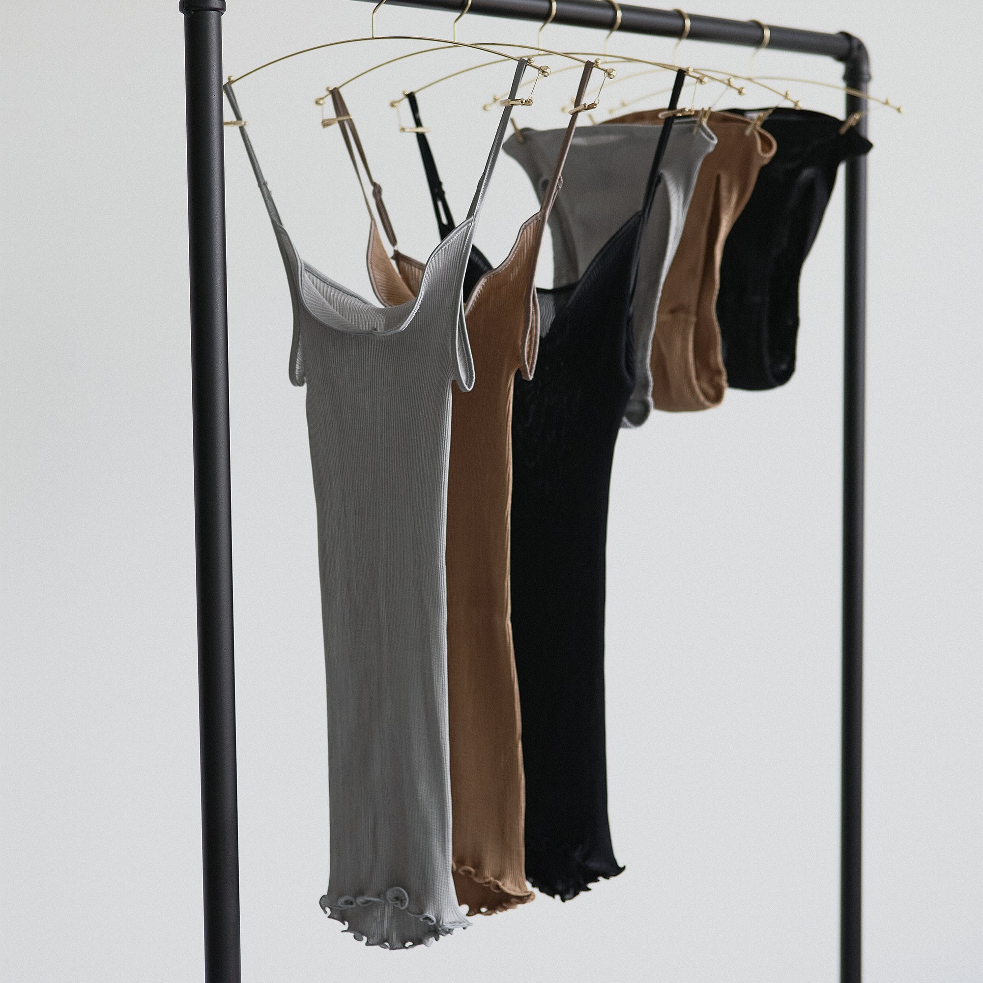 シルクアコーディオン Vフロントキャミソール