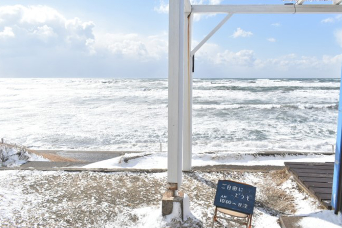 潟上市〉ここが、最後にたどり着いた場所。海辺の古書店「出戸浜の本や