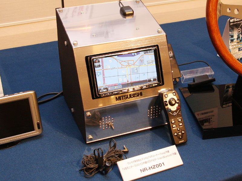 三菱、地デジ搭載で、音声操作を強化した2DIN AVナビ