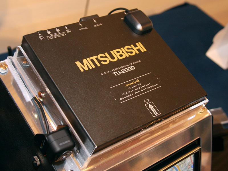 三菱、地デジ搭載で、音声操作を強化した2DIN AVナビ