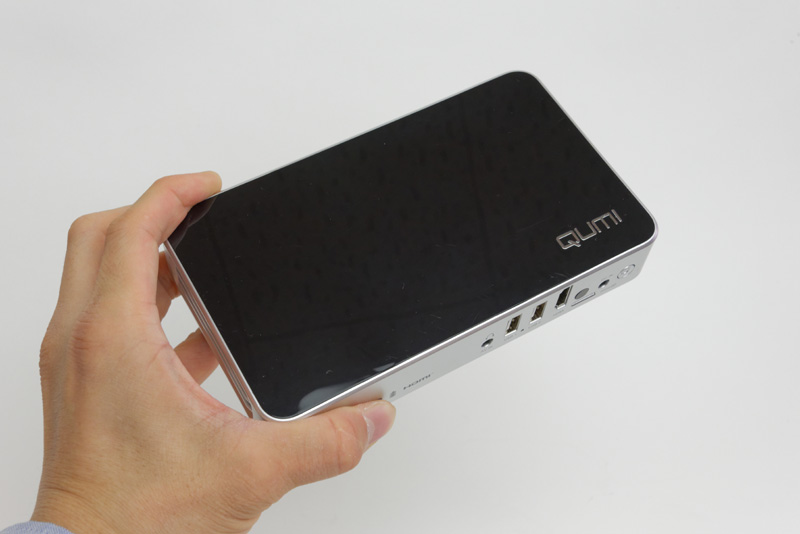 電源いらず＆1人1台（？）の本格プロジェクター「QUMI Q3Plus