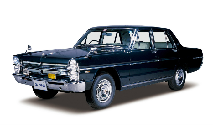 日産 グロリア (3代目 1967-1971)：縦型4灯式ヘッドランプが備わる