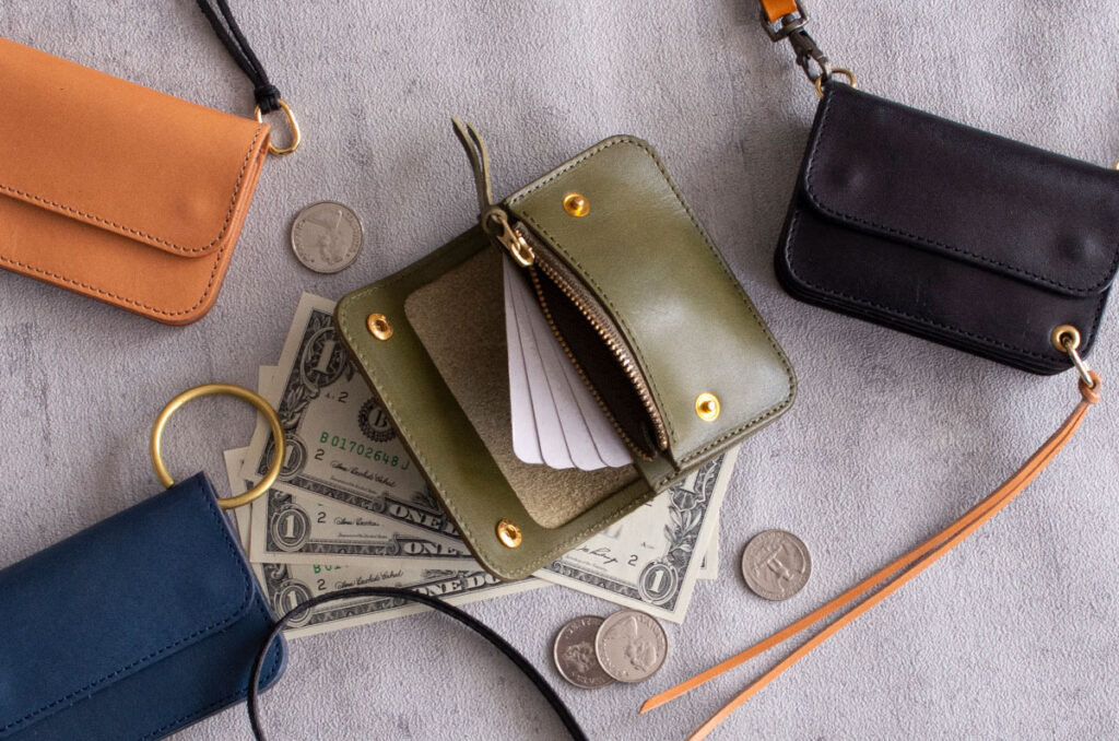 せっかくの革財布！ 自分だけのカスタムを楽しもう！【トラッカーミニ