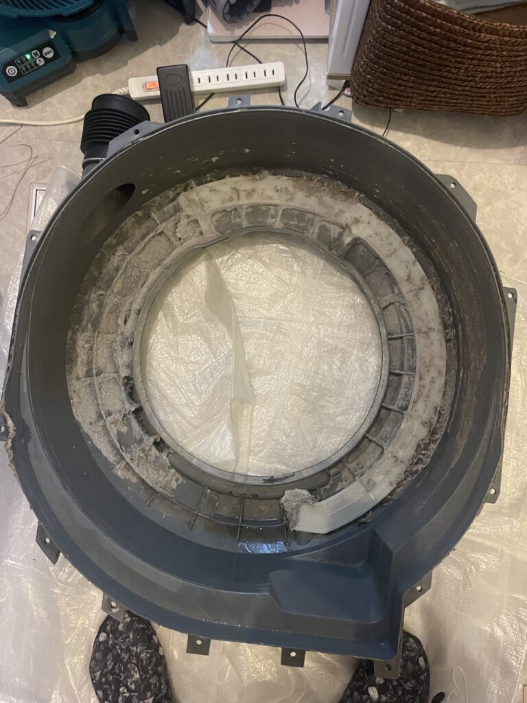 ドラム式洗濯機分解清掃:東芝TW-117V5乾燥不良分解クリーニング作業