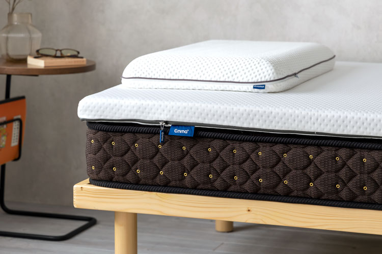 専門家の体験レビュー】エマ・トッパーの特徴＆寝心地を徹底解説 | 椚