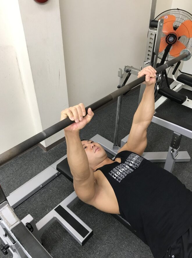 太い腕をつくるナローベンチプレスのやり方とコツ | 【公式】beLEGEND