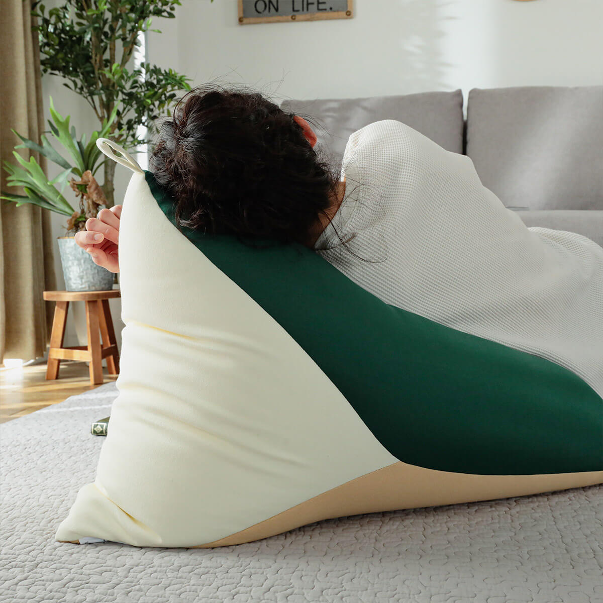 身体にフィットするカラフルなビーズクッション『カラード グリーン