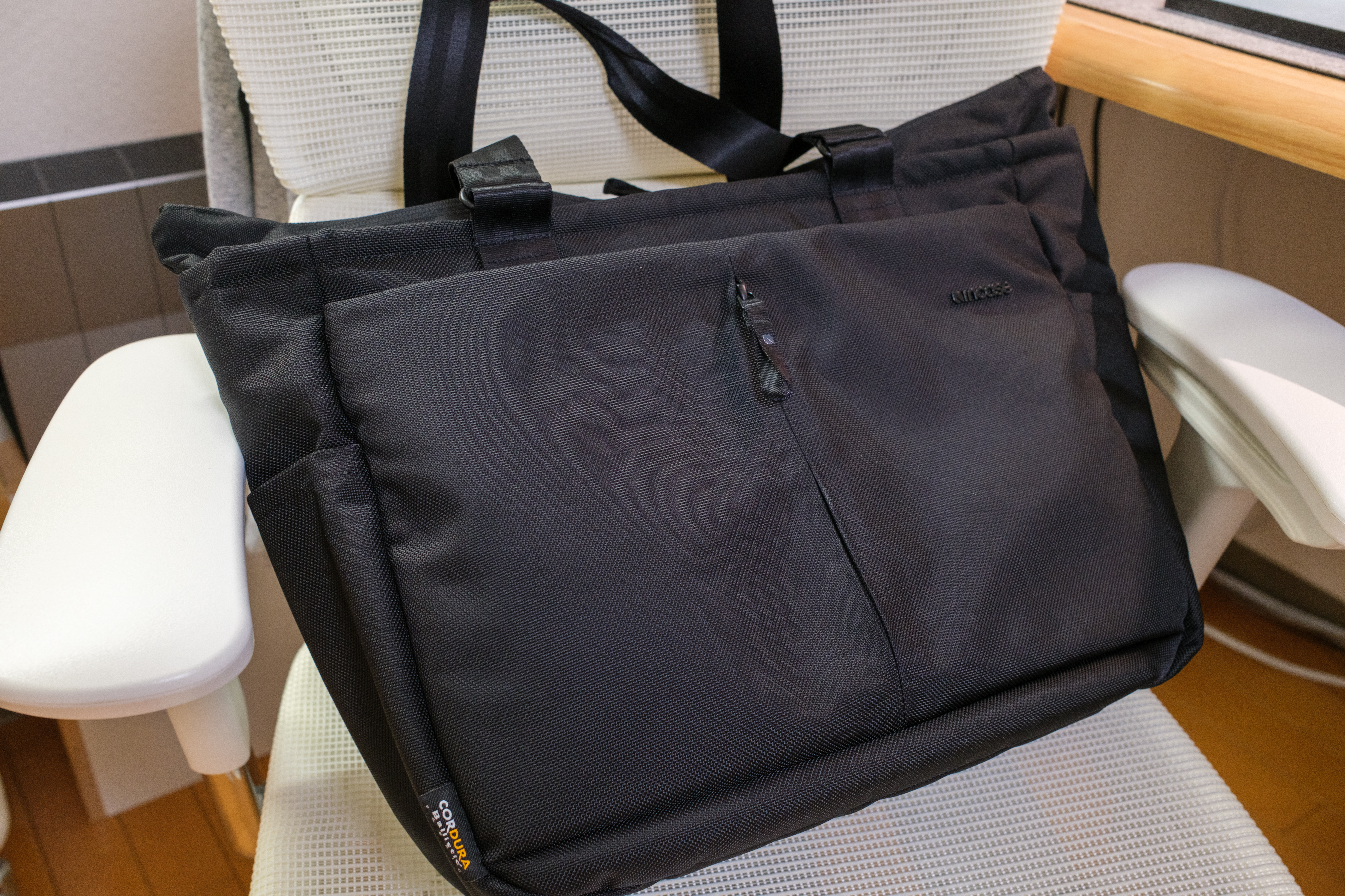Incase Tracks Tote 22L レビュー｜MacBook・iPad対応のPC収納トート