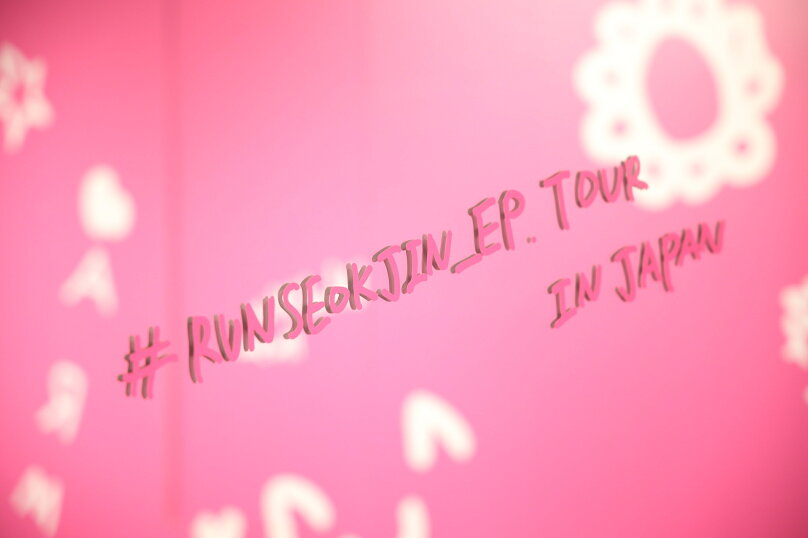 BTS JINのポップアップストアをレポート！ 等身大パネル、実寸“JIN