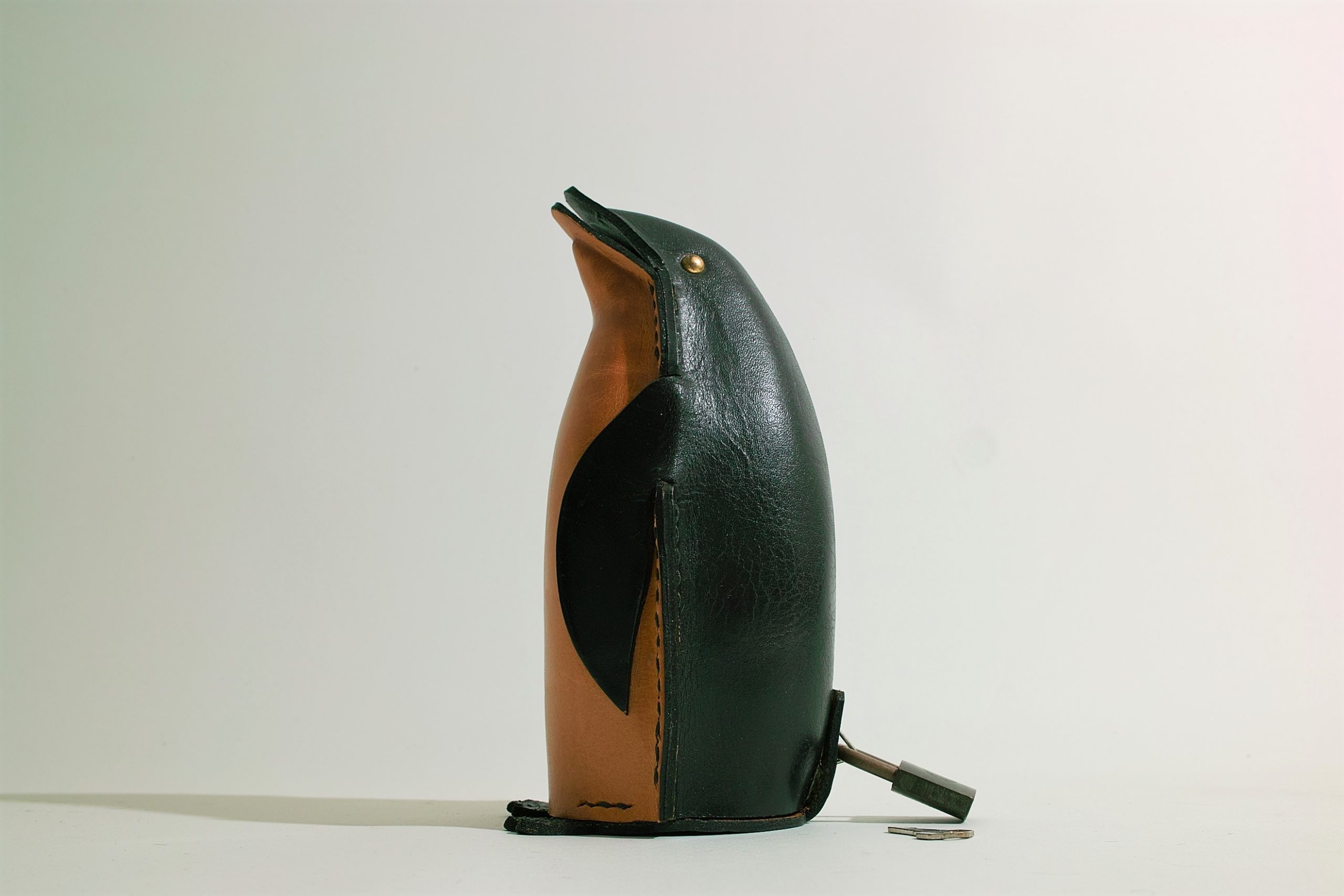 No.5914「ヌメ革の貯金箱〈ペンギン〉：鴻池製作所」SOLD | ボルト